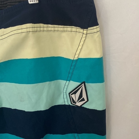 VOLCOM Boardshorts - stripe print - stretch - mens 32 waist - - Picture 2 of 6